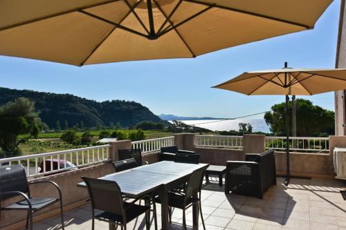 Foto Terrasse panoramique ensoleillée avec vue mer 1