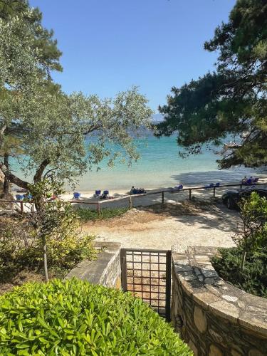 a view of a beach with the ocean in the background at Millstone Summerhouse in Pachis