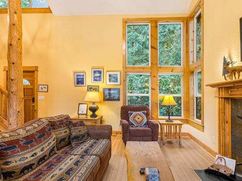 Χώρος καθιστικού στο Rapid River Retreat - Meredith Lodging