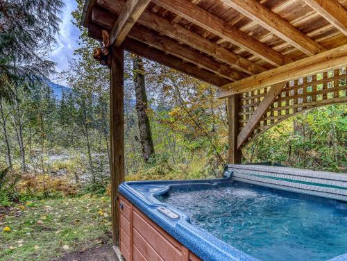 Πισίνα στο ή κοντά στο Rapid River Retreat - Meredith Lodging