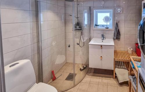 Un baño de Awesome Home In Svineviken