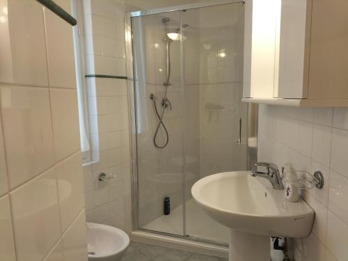 Et badeværelse på La Bouganville Beatiful Sea view