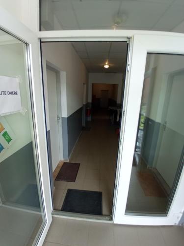 Imagen de la galería de ROVAO Apartment, 1-2 guests, Free Parking & Wifi, 30min from Downtown, en Rovinka