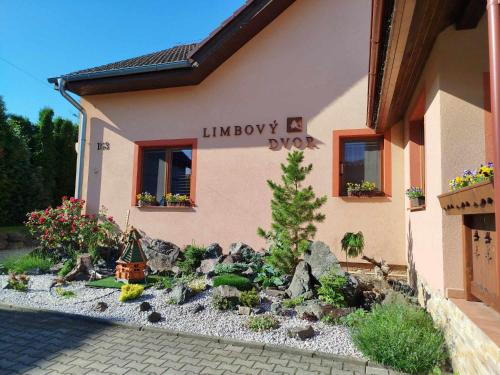 Κήπος έξω από το Pezión Limbový Dvor