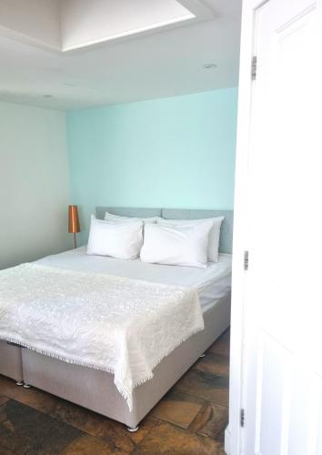 Ένα ή περισσότερα κρεβάτια σε δωμάτιο στο Oak Tree Rooms LTD