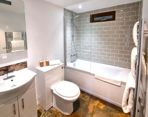 Ένα μπάνιο στο Oak Tree Rooms LTD