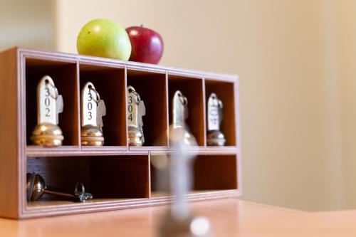 an object with an apple and other items on a shelf at Hotel Oberdan Ristorante Pizzeria in Concordia Sagittaria