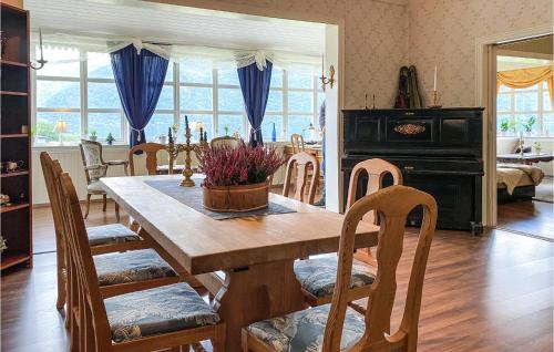 Ruang duduk di Lovely Home In Breim With Kitchen