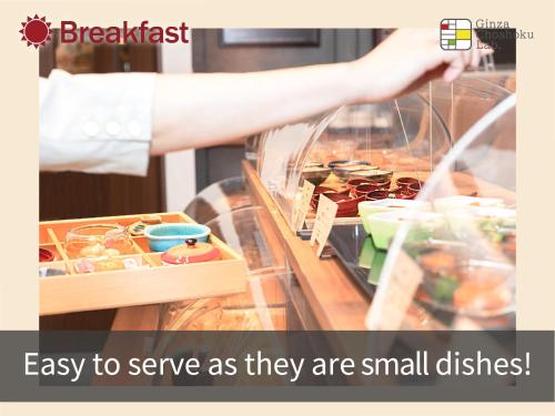 une personne cherche de la nourriture sur un comptoir dans l'établissement Hotel Musse Ginza Meitetsu, à Tokyo