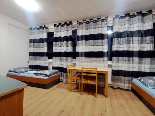 Ένα ή περισσότερα κρεβάτια σε δωμάτιο στο Hostel Bagrowa Plus