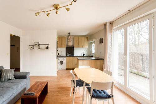 un salon avec une table et un canapé dans l'établissement OASIS de tranquillité avec Terrasse à 15 min PARIS, à Choisy-le-Roi