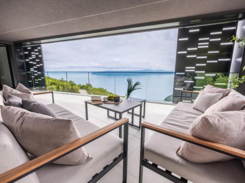 Una sala de estar con vista al mar. en Villa 3,0 near Opatija for 8 people with indoor and outdoor pool & wellness, en Opatija