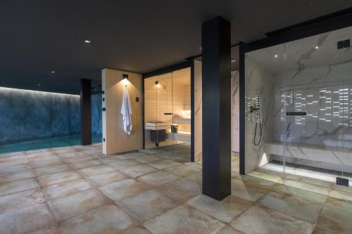 un baño con ducha y lavabo en Villa 3,0 near Opatija for 8 people with indoor and outdoor pool & wellness, en Opatija