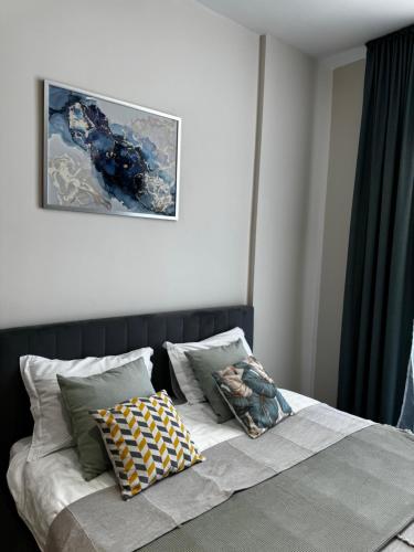 アクタウにあるAktau Riviera Актауの枕が置かれたベッドのある寝室