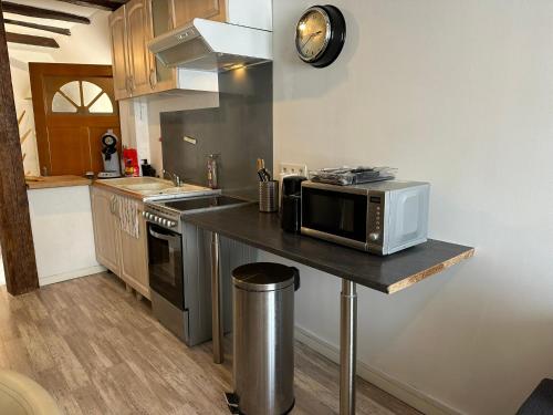 une cuisine avec un comptoir avec un micro-ondes dessus dans l'établissement Maison au cœur de Villandry, à Villandry