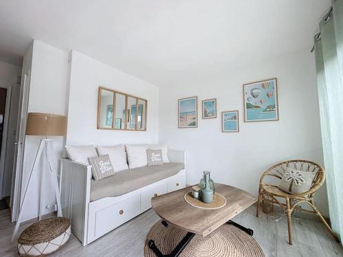une chambre blanche avec un lit avec une table et une table sidx sidx dans l'établissement 3385-Appartement 4 couchages à 400m de la plage, à Argelès-sur-Mer