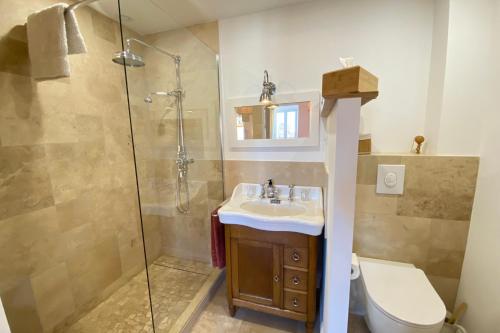 une salle de bain avec une douche, un lavabo et des toilettes dans l'établissement La Sanverine private room historic center Vence, à Vence