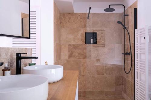 a bathroom with a tub and a sink and a shower at Clos Marcamps - Teritoria in Prignac-et-Marcamps
