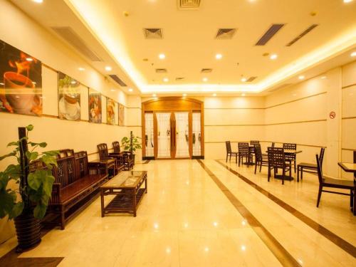 a restaurant with tables and chairs in a room at Zhongshan Hui Quan Hotel in Zhongshan