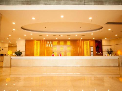 a large lobby with a waiting area in a building at Zhongshan Hui Quan Hotel in Zhongshan