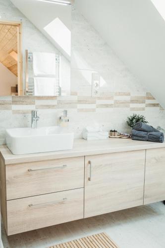 a bathroom with a sink and a mirror at Bogi Kuckó, Farkasgyepű in Farkasgyepů