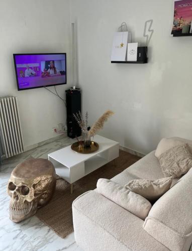 - un salon avec un crâne sur le mur dans l'établissement STUDIO au calme, à Nice