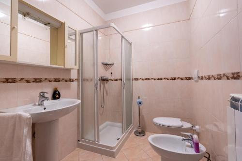 a bathroom with a shower and a sink and a toilet at Hotel Oberdan Ristorante Pizzeria in Concordia Sagittaria