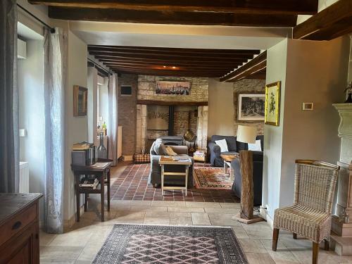 un salon avec un canapé et une table dans l'établissement La Guirtelle 12ou14 pers piscine, à Lainsecq