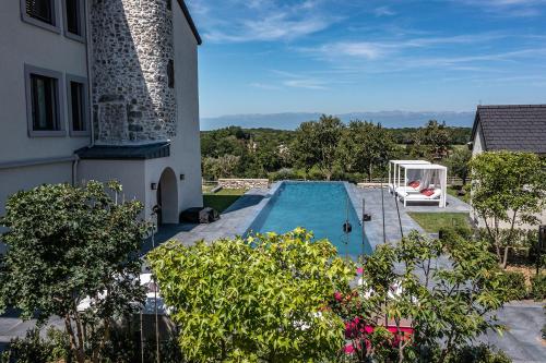 une piscine dans l'arrière-cour d'une maison dans l'établissement Château de Neydens, à Saint-Cergues