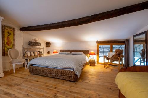 une chambre avec un grand lit et une fenêtre dans l'établissement Gite de Coulassy 8 à 10 pers dans parc de 2 hectares, à Nègrepelisse