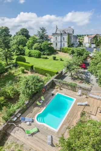 - une vue sur la piscine en face d'une maison dans l'établissement Holiday home La Brijopa, à Bazoges-en-Pareds