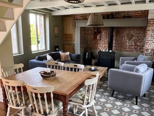 un salon avec une table et des chaises en bois dans l'établissement Maison de campagne, à Raye-sur-Authie