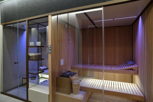 une chambre avec une vitrine avec un lit superposé dans l'établissement Château de Neydens, à Saint-Cergues