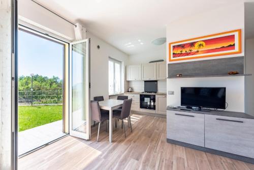 Dapur atau dapur kecil di JOIVY Villa Guanna - Charming Flat with Garden