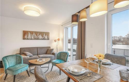 ein Wohnzimmer mit einer Couch und einem Tisch und Stühlen in der Unterkunft Amazing Home In Tossens With Wifi in Tossenserdeich