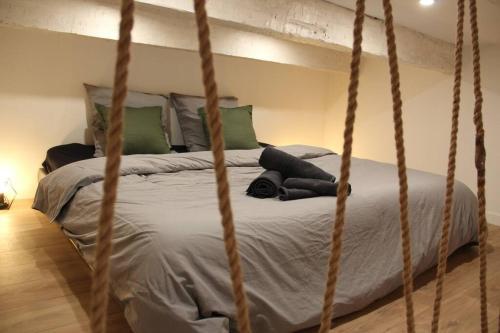 - une chambre avec un lit doté d'un cadre suspendu dans l'établissement Le bambou - Appartement avec terrasse, à Marseille