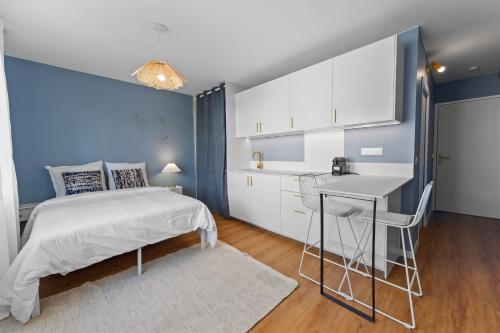 une chambre avec un lit et un bureau et une cuisine dans l'établissement M41 Studio lumineux avec vue sur Montagne, à Annemasse