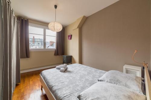 une chambre avec un grand lit et une fenêtre dans l'établissement OIQIA • Averia, à Blois