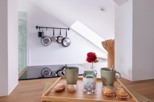 - une table avec des croissants et des tasses à café dans l'établissement Le Bourbonnais ~ Mansardé ~ Arrivée Autonome, à Montluçon