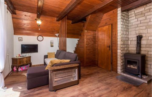 Televízia a/alebo spoločenská miestnosť v ubytovaní 2 Bedroom Beautiful Home In Cavle