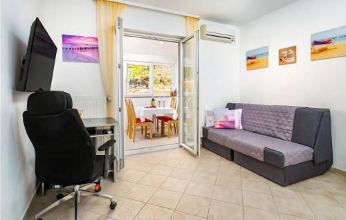 Posezení v ubytování 1 Bedroom Nice Apartment In Volosko