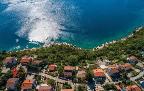 una vista aérea de una ciudad y el océano en Gorgeous Apartment In Malinska, en Omišalj