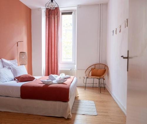 une chambre avec un lit, une fenêtre et une chaise dans l'établissement OIQIA • Épicure, à Colmar