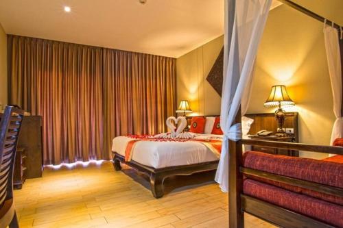 ein Hotelzimmer mit einem Bett und einem Fenster in der Unterkunft Blue Koh Yao Yai Resort and Villa in Ko Yao Yai