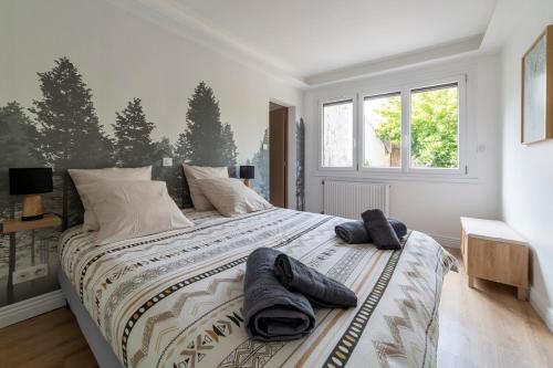 une chambre avec un grand lit avec des serviettes dessus dans l'établissement OIQIA • Clairière, à Bourges