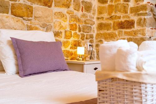 LUXE Diocletian Stones Split Centre