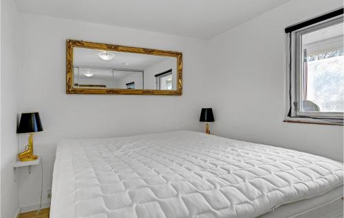 Una cama o camas en una habitación de Gorgeous Home In Rønde With Kitchen