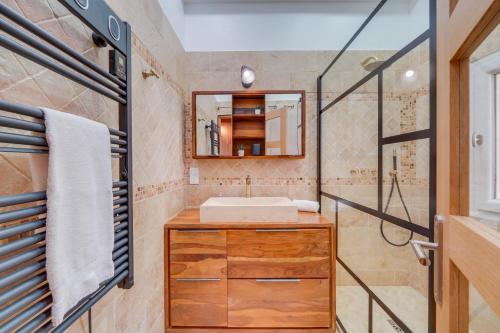 ein Badezimmer mit Waschbecken und Dusche in der Unterkunft La Riveraine - Belle maison à 20 min de Bordeaux in Lormont