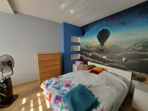 Postel nebo postele na pokoji v ubytování W pełni wyposażone mieszkanie Łódź, WIFI, parking, balkon