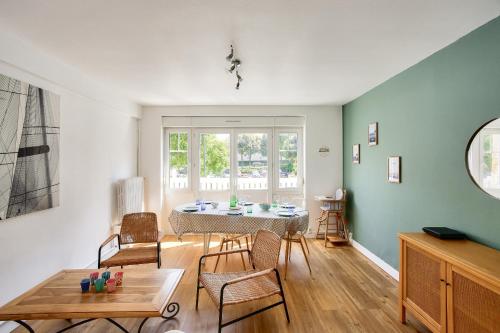 un salon avec une table et des chaises dans l'établissement A proximite des plages et commerces de Dinard, à Dinard